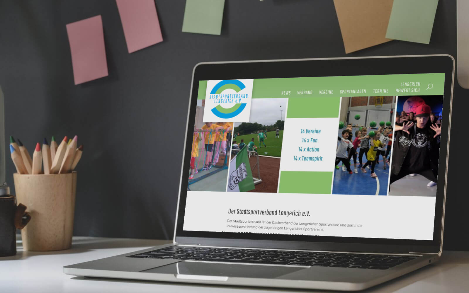 Website ist online: Ein Laptop auf einem Schreibtisch mit dem Bild unserer neuen Website